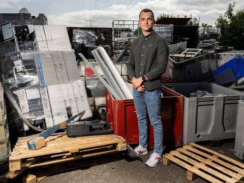 Portret van Mattijs Bouwmans op een bedrijventerrein