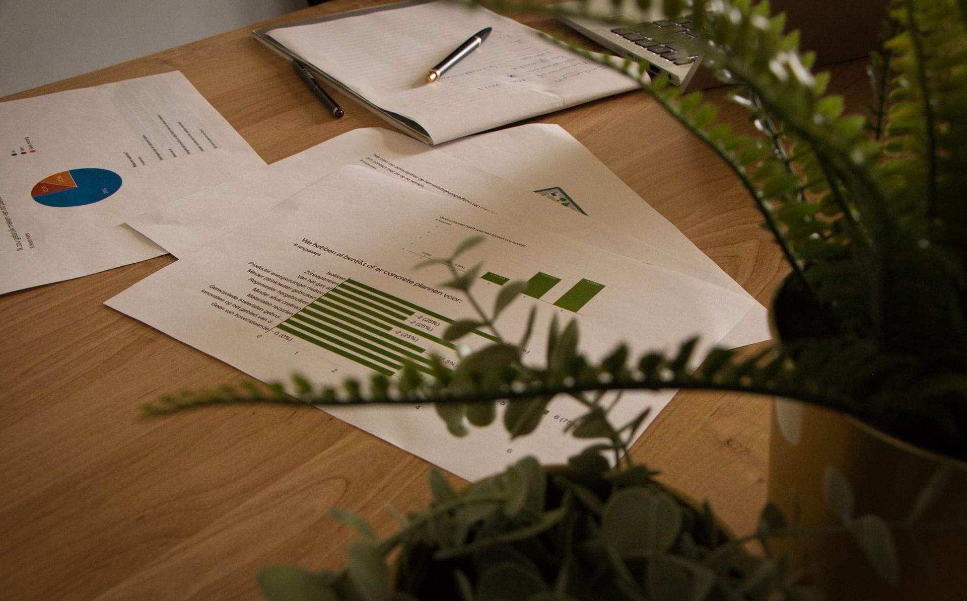 Uitgeprinte resultaten van een circulariteitsscan op tafel