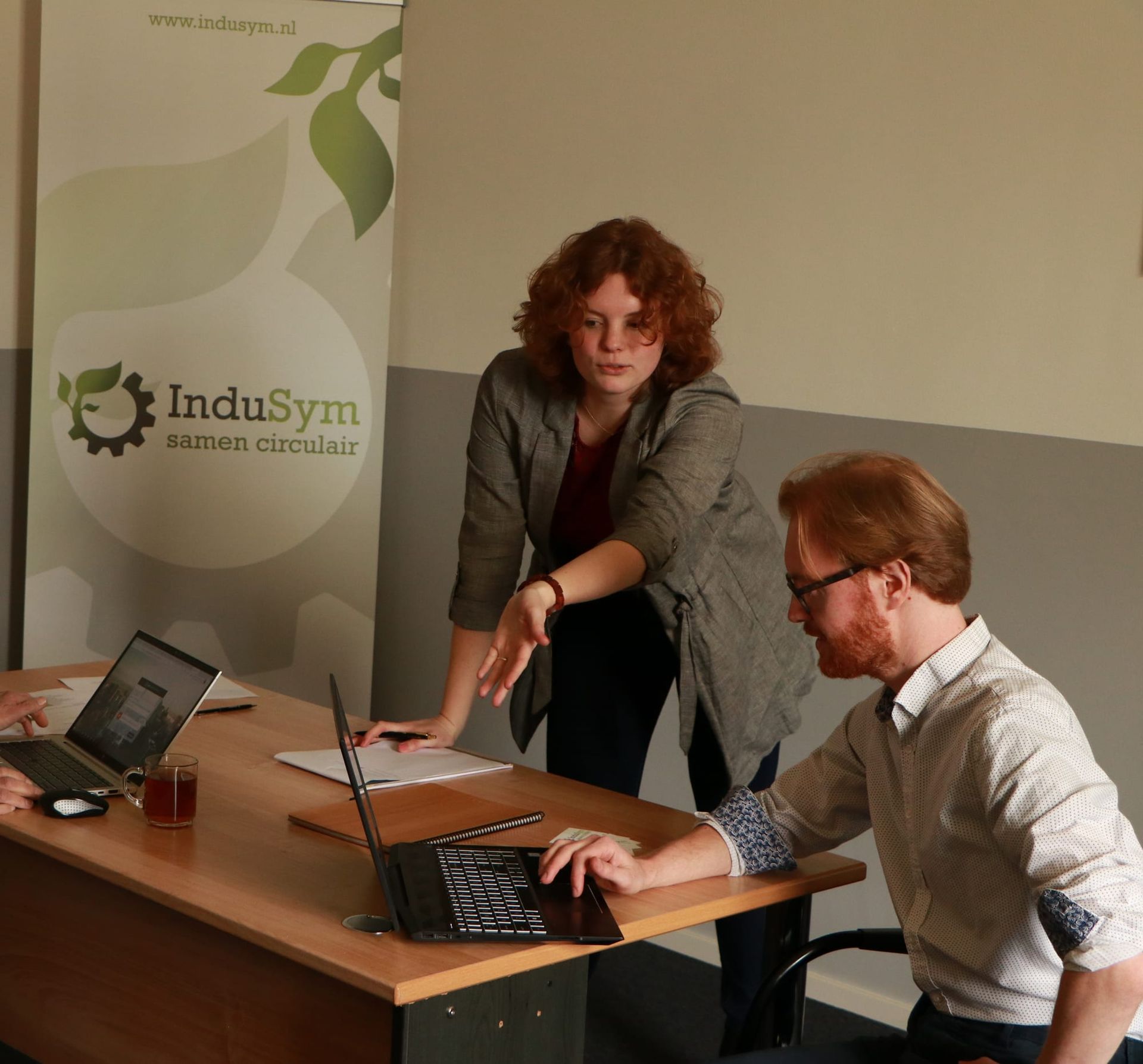 Medewerkers van InduSym aan het werk