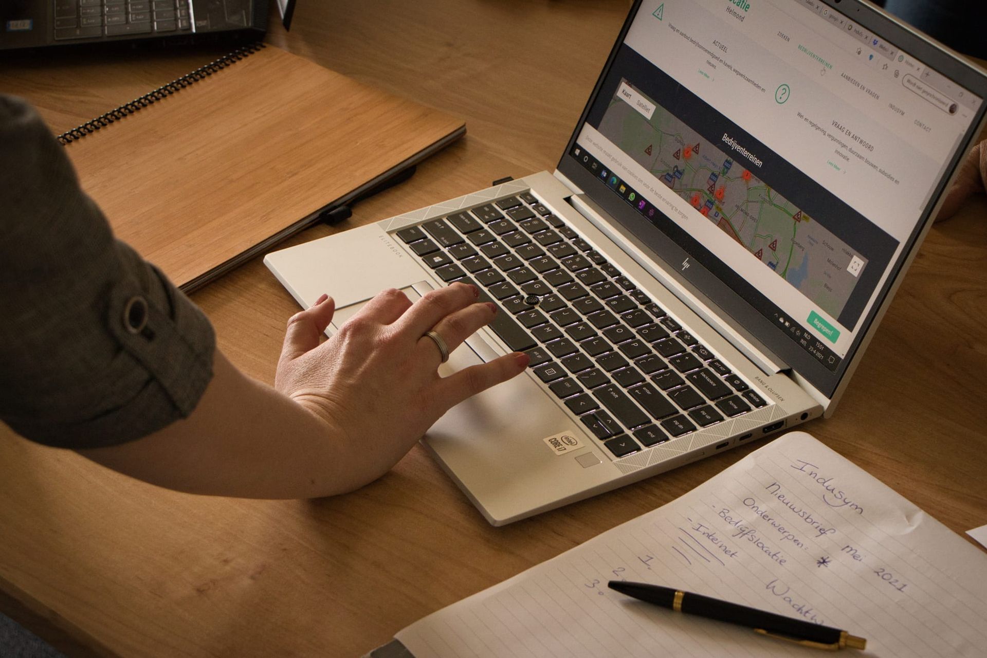 Werken aan een projectplan op een laptop